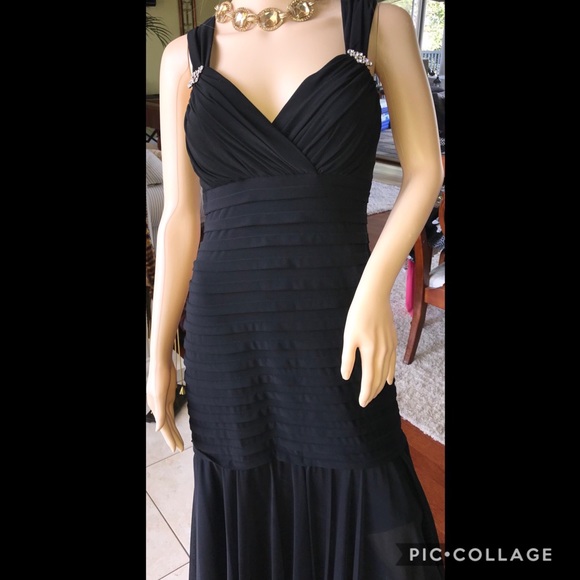 Elegant Evening Gown - Picture 3 of 8